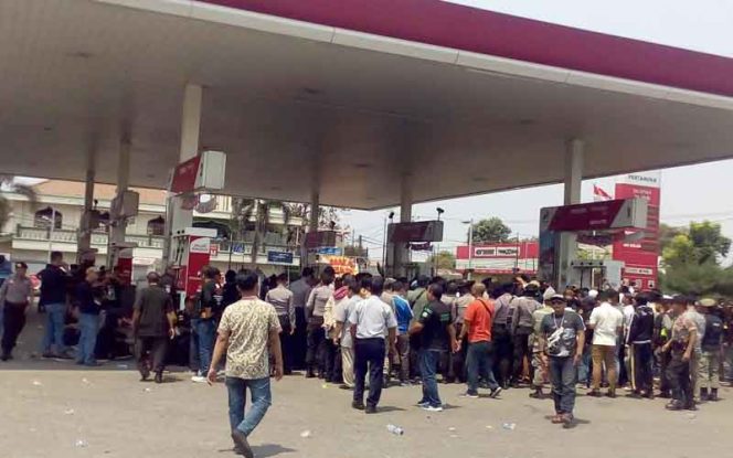 
					Ratusan anggota organisasi masyarakat (ormas) yang dimotori Gibas dan FBR menggeruduk SPBU 34.17145