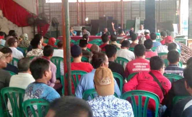 
					Musyawarah para pedagang di kawasan Pasar Kemirimuka.
