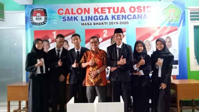 
					Jamalulail (tiga kiri) foto bersama Pembina OSIS, Rihadi BS (empat kanan) dan pengurus lainnya.
