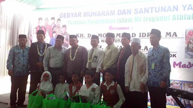 
					Suasana santunan yatim di MI Irsyadul Athfal di Pondokjaya. 