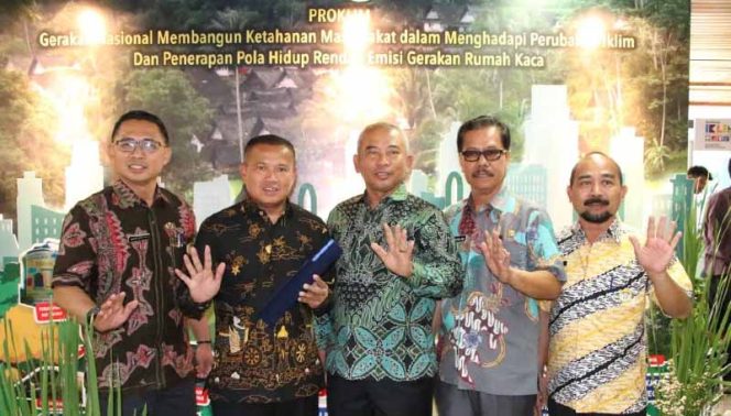 
					Wali Kota Bekasi Sabet Apresiasi Pembinaan Proklim 2019