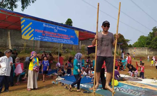 
					Suasana permainan engrang yang dimainkan pemuda di Pekan Permainan Tradisional.