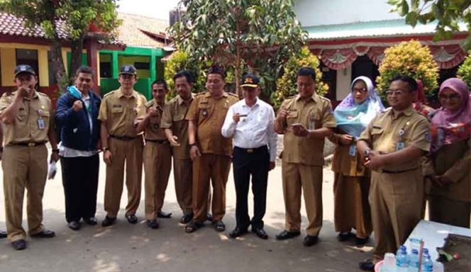 
					Kabag Kesos, Eka Firdaus (empat kanan) kunjungi SDN Pasir Putih 03 yang dijadikan mimbar 2 dalam MTQ ke-20 tahun 2019.