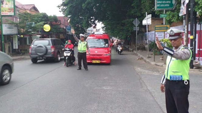 
					Sejumlah personel Samsat Depok mengatur lalu lintas di petigaan Kecamatan Sukmajaya. 