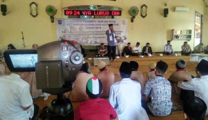 
					Camat Sukmajaya, Tito Ahmad Riyadi memberikan sambutan saat kegiatan Seleksi Tilawatil Quran di Masjid Al-Huda, Kelurahan Mekarjaya.