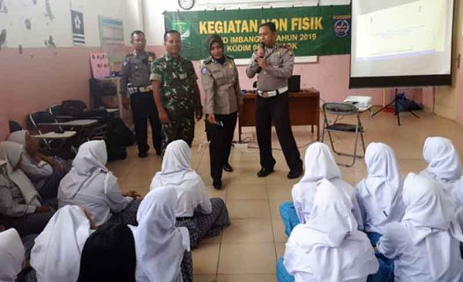 
					Sosialisasi UU Lalu Lintas dalam program TMMD ke 106.