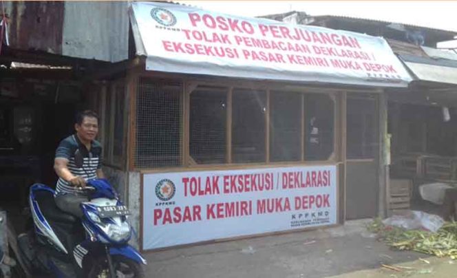 
					Inilah spanduk yang dinilai berdampak bagi pendapatan pedagang di Pasar Kemirimuka.