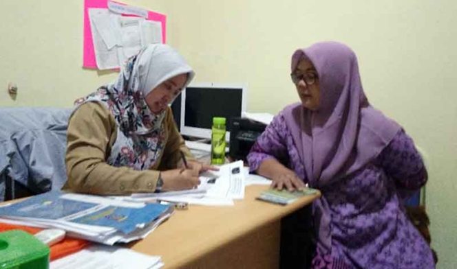 
					Wulan Ginanjar, Sekretaris Kelurahan Curug sedang diskusi dengan kader posyandu untuk menyosialisasikan RW Ramah Anak.