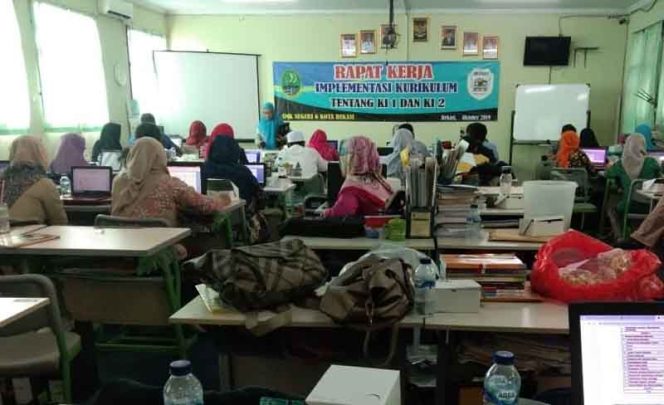 
					Kegiatan In House Training (IHT) yang dilaksanakan di lingkungan sekolah.