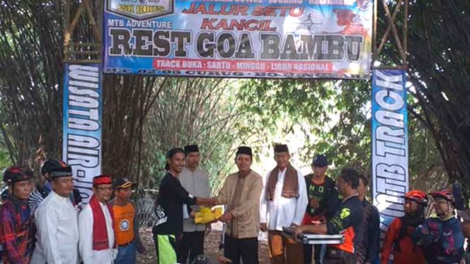 
					Inilah jalur pesepeda Situ Kancil yang disebut Goa Bambu.