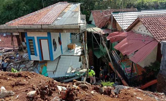 
					Setelah dilanda hujan cukup deras di wilayah Bogor sebanyak 2 rumah rusak parah, dan 6 lainnya mengalami kerusakan ringan.