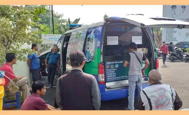 
					Warga Tapos memanfaatkan layanan pembayaran pajak kendaraan bermotor melalui Samsat Keliling di halaman Kantor Kecamatan Tapos, Depok, Kamis (17/10/2019)