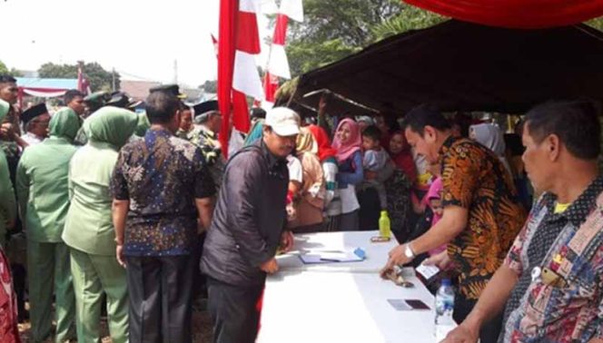 
					Suasana pasar murah di Lokasi TMMD Imbangan ke-106 di Sukamaju Baru.