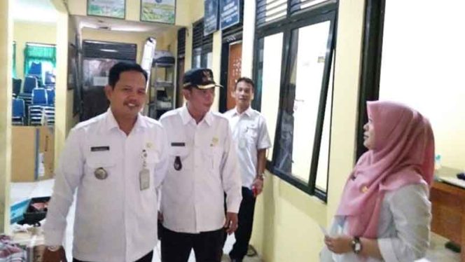 
					Camat Bojongsari, Dede Hidayat sidak ke Kelurahan Duren Mekar.