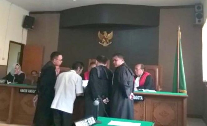 
					Suasana persidangan Acam bin Mendung