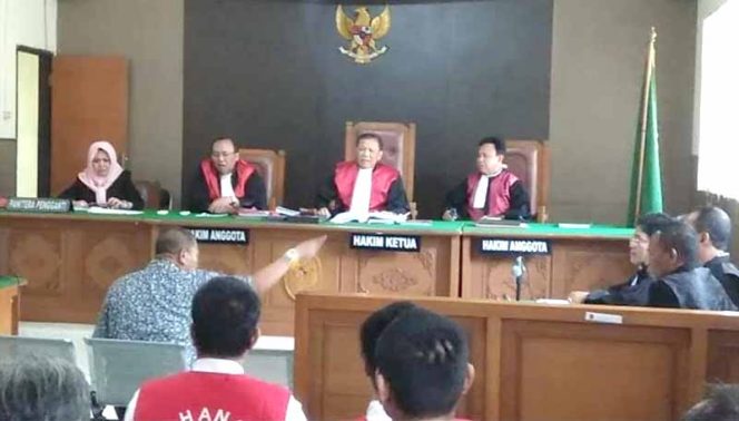 
					Suasana sidang Bunyamin, Camat Bekasi Barat yang  jadi saksi sengketa tanah Tol Becakayu di Pengadilan Negeri (PN) Kota Bekasi.