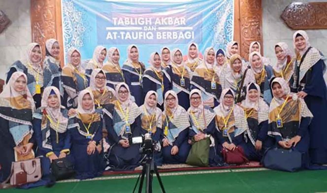 
					Panitia tabligh akbar SDIT At-Taufiq di Jalan Putri Tunggal, Kelurahan Harjamukti, Kecamatan Cimanggis.