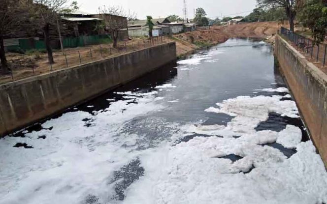 
					Irigasi PJT II di Desa Waluya, Lemah Abang, Cikarang Utara airnya hitam dan berbau.