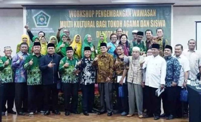 
					Para tokoh lintas agama pose bersama usai mengikuti workshop.

