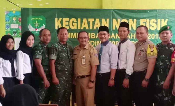 
					Satgas TMMD Kodim 0508/Depok usai pose bersama usai memberikan sosialisasi pencegahan radikalisme. 