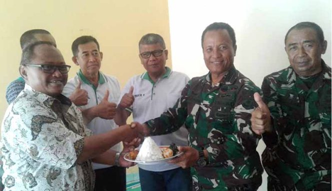 
					Suasana penyerahan tumpeng dari warga kepada TNI. 