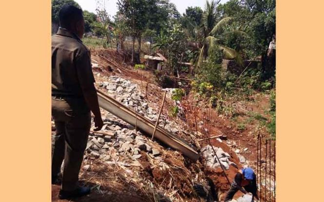 
					Satpol PP Kecamatan Sawangan melihat langsung pembangunan turap menjorok ke Kali Engram. 