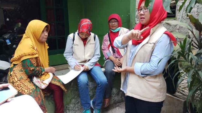 
					Petugas Perkumpulan Pemberantasan Tuberkulosis Indonesia sedang mendata pendnerita TBC.