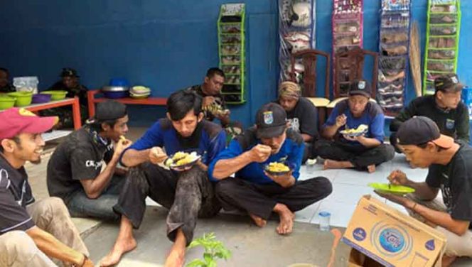 
					Kebersamaan dan Kekompakkan tercipta saat makan siang antara warga dan Satgas TMMD ke-106 di RT04/10, Kelurahan Sukamaju Baru, Kecamatan Tapos, Kota Depok.