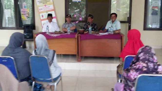 
					Lurah Sawangan Baru, Cucu Suwardi (dua kiri) sedang memberikan penjelasan terkait bantuan dana RTLH senilai Rp18 juta. 