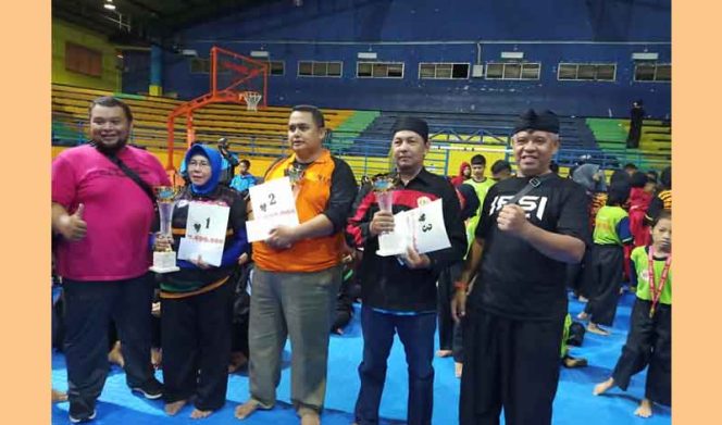 
					Inilah pengurus Klub Pencak Silat Pelajar Ayu Pusaka Indonesia menyandang juara umum.