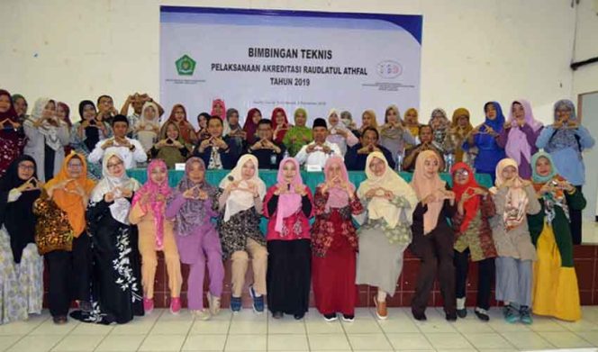 
					Perwakilan peserta Bimtek pelaksanaan akreditasi dari 5 kabupaten/kota di Jawa Barat foto bersama. 