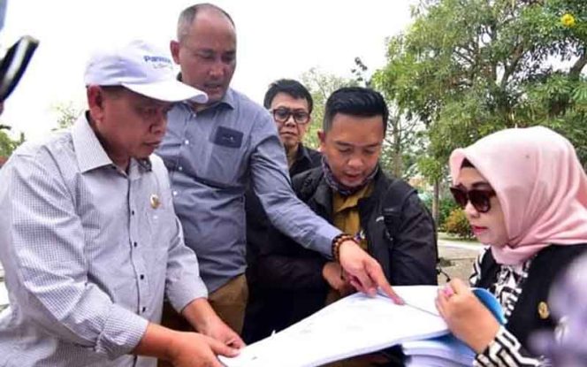 
					DPRD Provinsi Jawa Barat, Hasbullah Rahmad melakukan peninjauan ke Alun-Alun Kabupaten Karawang yang rencananya akan ditata oleh Pemerintah Provinsi (Pemprov) Jabar.