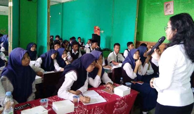 
					Anna Maria, dari BNN memberikan sosialisasi P4GN  (Pencegahan Pemberantasan Penyalahgunaan dan Peredaran Gelap Narkotika) Kecamatan Sawangan di SMP Darul Irfan. 