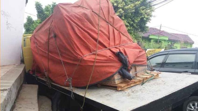 
					Truk pengangkut keramik yang mengalami patah as roda, hingga nyungsep ke gorong-gorong.