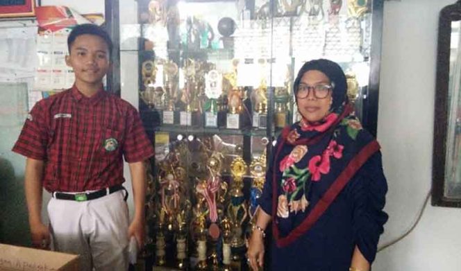 
					Arif Muhamad Burhan siswa kelas 8 MTs Islamiyah, atlet karate berprestasi bersama Nurhasanah, kepala MTs setempat.