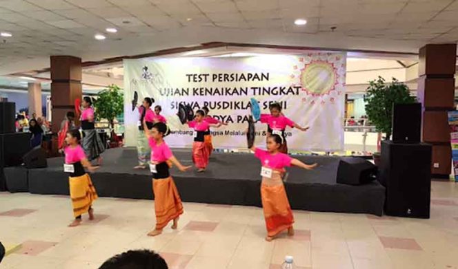 
					Suasana test persiapan bagi para peneri di D Mall Depok. 