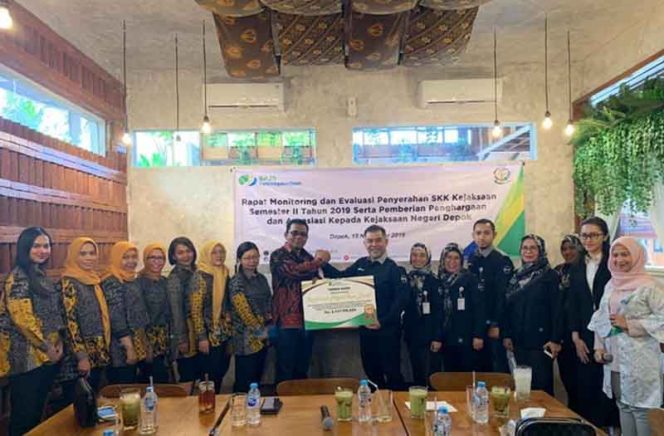 
					Suasana penyerahan penghargaan BP Jamsostek ke Kejari Depok.