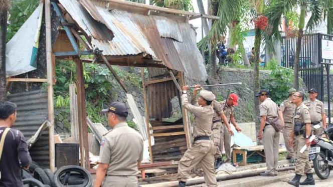 
					Satpol PP Pemerintah Kecamatan Bogor Timur menertibkan Pedagang Kaki Lima (PKL) di sejumlah titik.