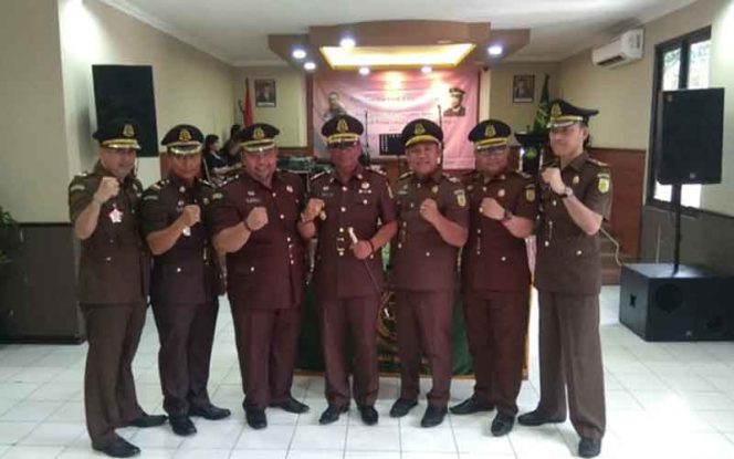 
					Usai sertijab Kajari Depok bersama jajaran foto bersama