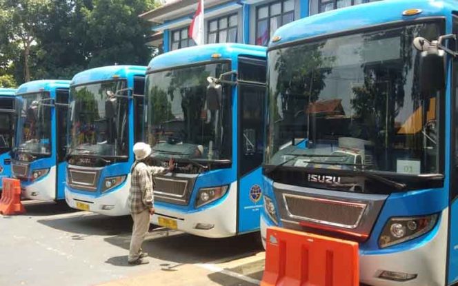 
					Lima unit BRT masih terparkir di area parkir kantor Dishub hingga setahun ini belum dapat beroperasi.