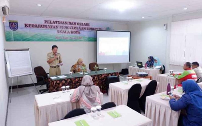 
					Suasana pelatihan pengendalian limbah Bahan Berbahaya dan Beracun (B3) yang diselenggarakan DLHK.