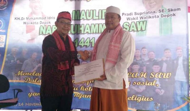 
					Lurah Pondok Petir, Rizal Farhan menyerahkan dana infaq.