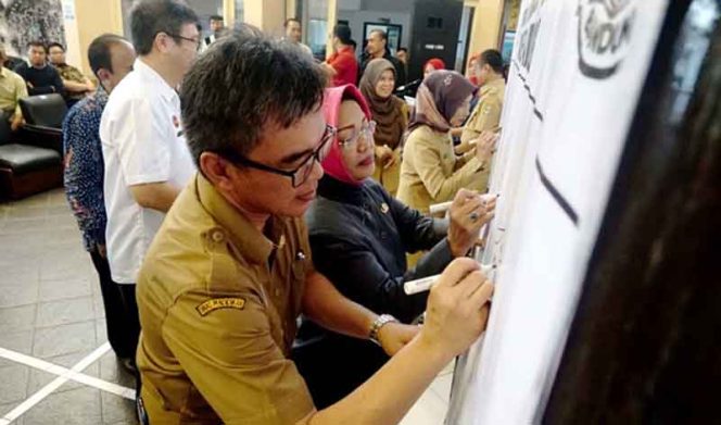 
					Kepala Bidang (Kabid) Pembinaan Sekolah Menengah Atas (PSMA) Dinas Pendidikan (Disdik) Jawa Barat (Jabar), Yesa Sarwedi sedang membubuhkan tandatangan.