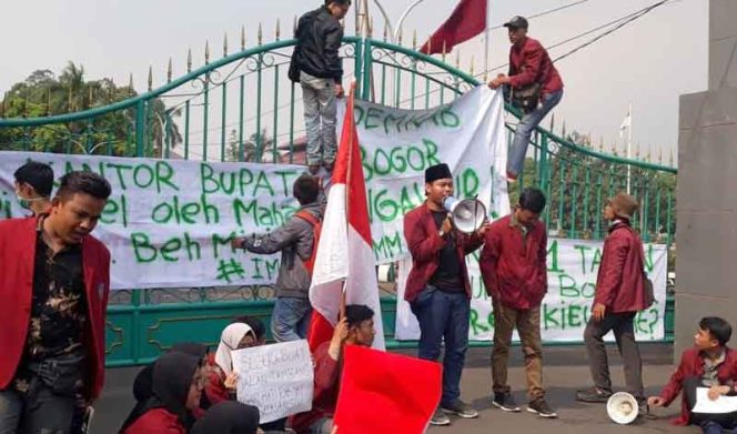 
					Puluhan Massa IMM Berunjuk Rasa, Segel Gerbang Pemkab Bogor.