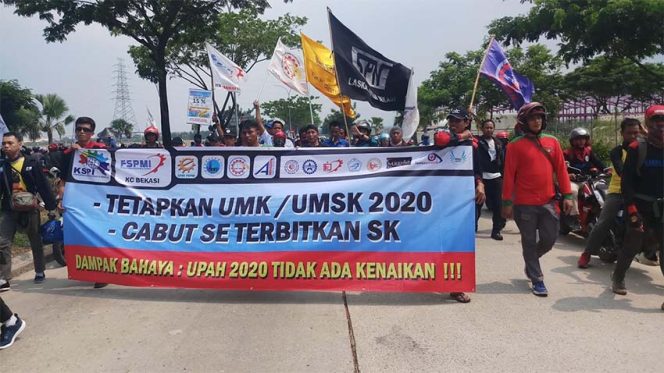 
					Ribuan buruh dari berbagai kelompok berunjuk rasa di depan Komplek Perkantoran Pemerintah Kabupaten Bekasi, Cikarang Pusat.