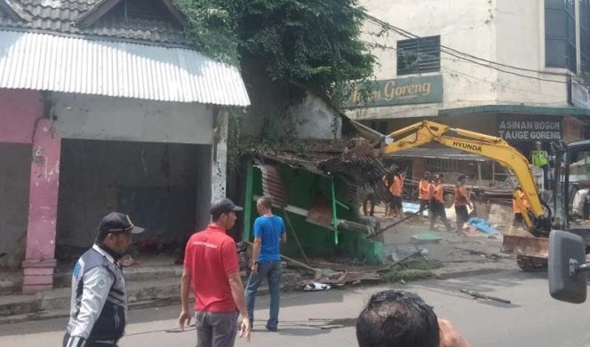 
					Pol PP Kota Bogor bongkar puluhan kios yang digunanan untuk berjualan pakan hewan di kawasan Sukasari, Kecamatan Bogor Timur.