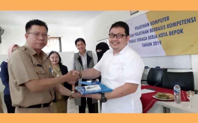 
					Kepala Disnaker Kota Depok (kiri) memberikan materi pelatihan secara simbolis kepada salah satu peserta pelatihan komputer (kanan), di UPT Disdik Kota Depok, Kecamatan Pancoran Mas. 