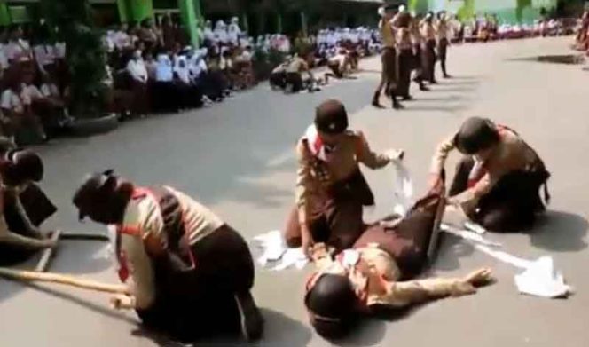 
					Kegiatan ekstrakurikuler di lingkungan sekolahnya.