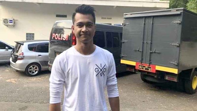 
					Pesinetron Eza Gionino didampingi istri dan anaknya menyambangi Polres Bogor untuk melaporkan seseorang bernama Qory Supiandy.