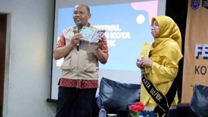 
					Ketua Forum Taman Baca Masyarakat, Baldan Fathullah didampingi  bersama Elly Farida, Ketua TP PKK membahas Festival Literasi 2019. 